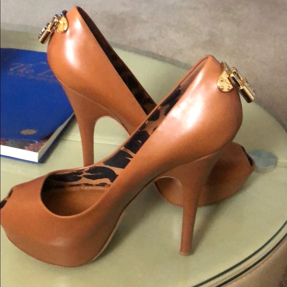 Louis Vuitton Lock Pumps